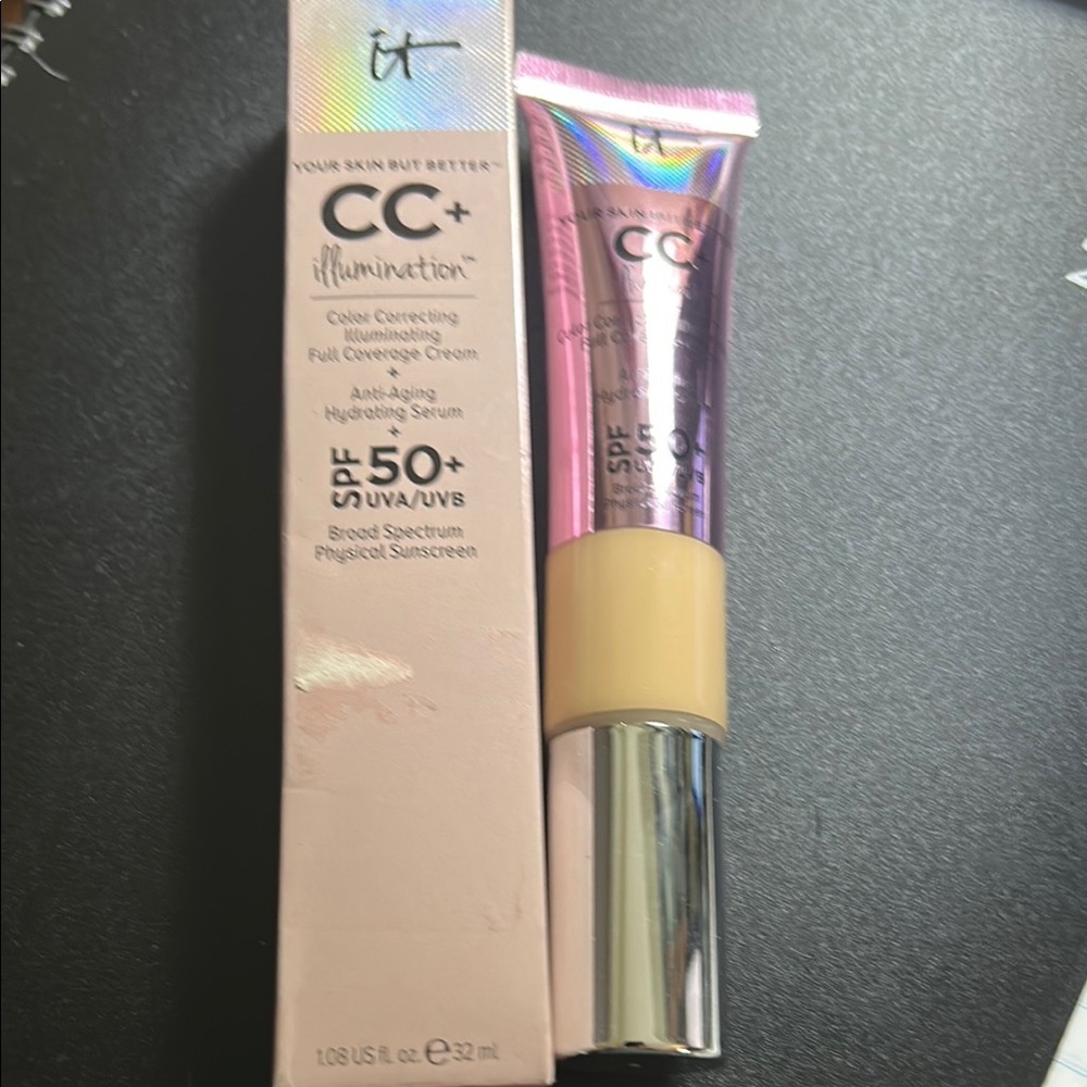 IT Cosmetics CC+ Illumination Cream - LIGHT   New unused